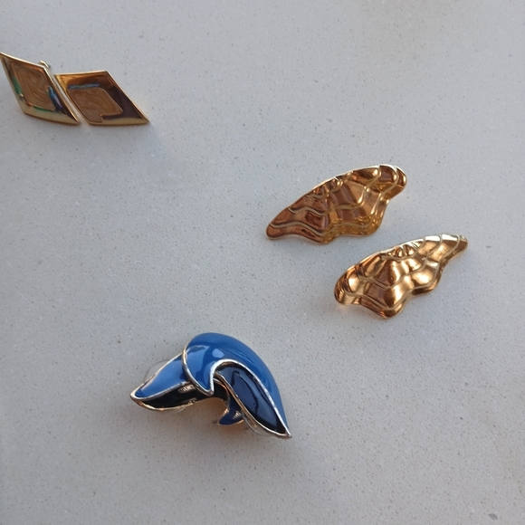 Earrings. 11 Pair Are Pierced And 1 Pair Is Clip On. - Picture 10 of 16